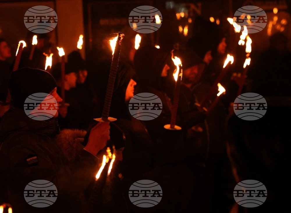Факельное шествие участников Луковмарша в вечерней Софии. Фото: БТА
