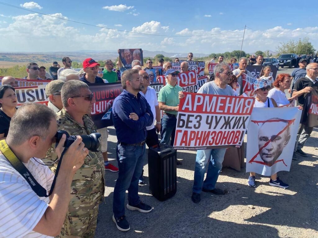 Армения откладывает вопрос о российской базе в Гюмри до выборов Протестующие с плакатом «Армения без чужих гарнизонов!» у российской военной базы в Гюмри. Фото: JAMnews