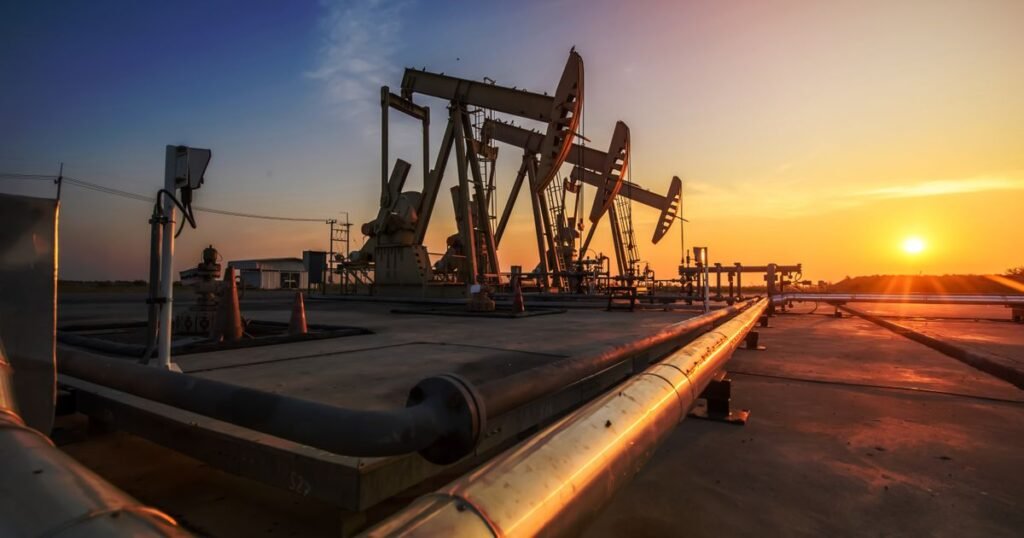 Нефтяные насосы-качалки на фоне заката — символ добычи и транспортировки нефти. Фото: Naslovi.net