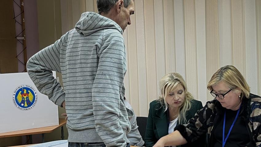 Избирательный участок в Молдове: члены избирательной комиссии за работой в день голосования. Фото: OSCE/ODIHR