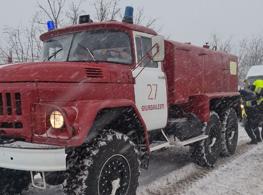 Спасательный грузовик на заснеженной дороге в Молдове — более 400 спасателей мобилизованы для помощи. Фото: Telegraph.md