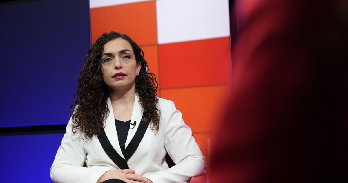 Вьоса Османи во время интервью в студии. Вьоса Османи, президент Косово. Фото: RFE/RL