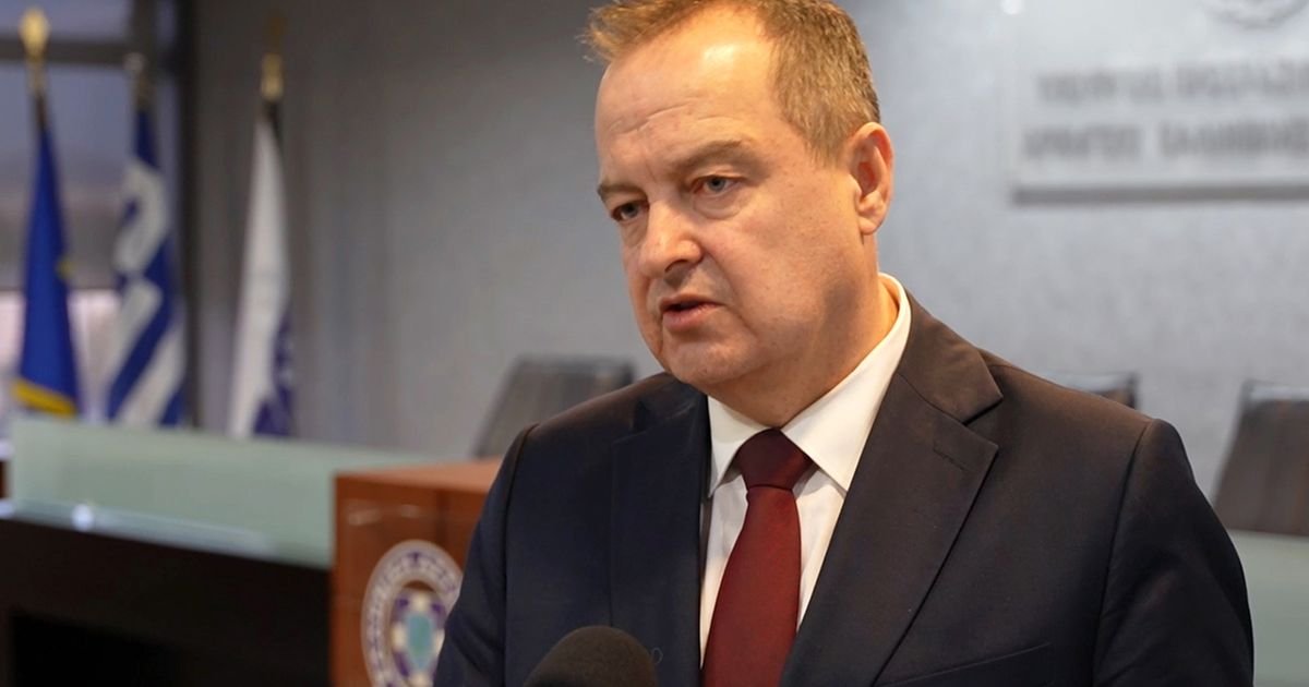 Вице-премьер Ивица Дачич выступает на трибуне на фоне флагов