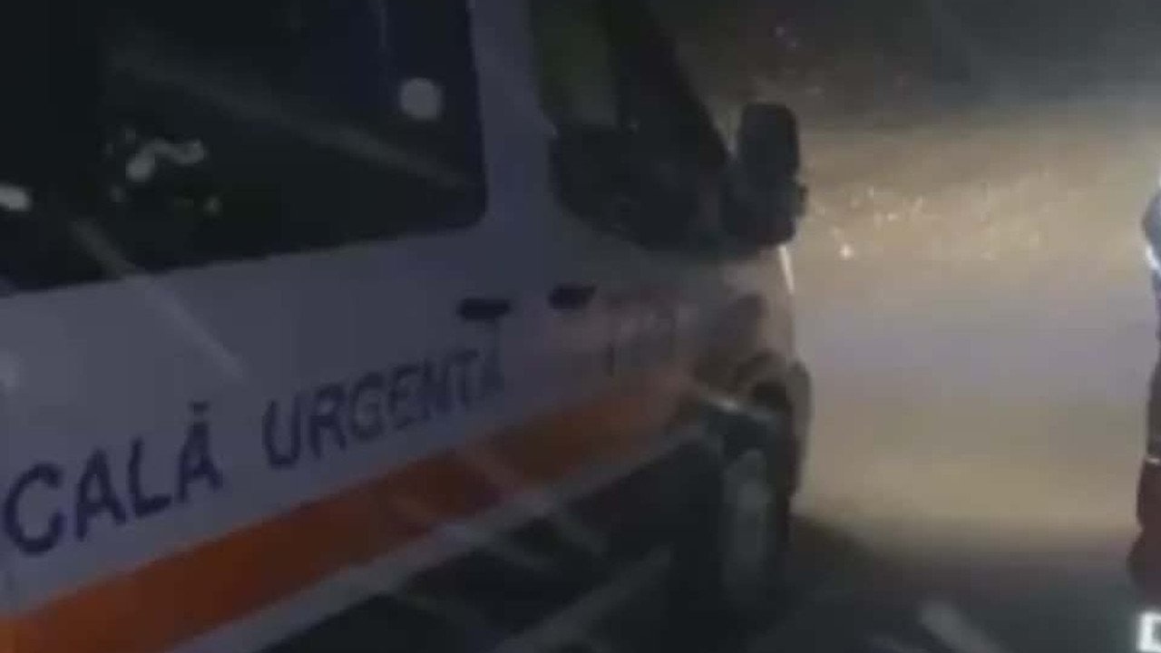 Машина скорой помощи на месте происшествия ночью