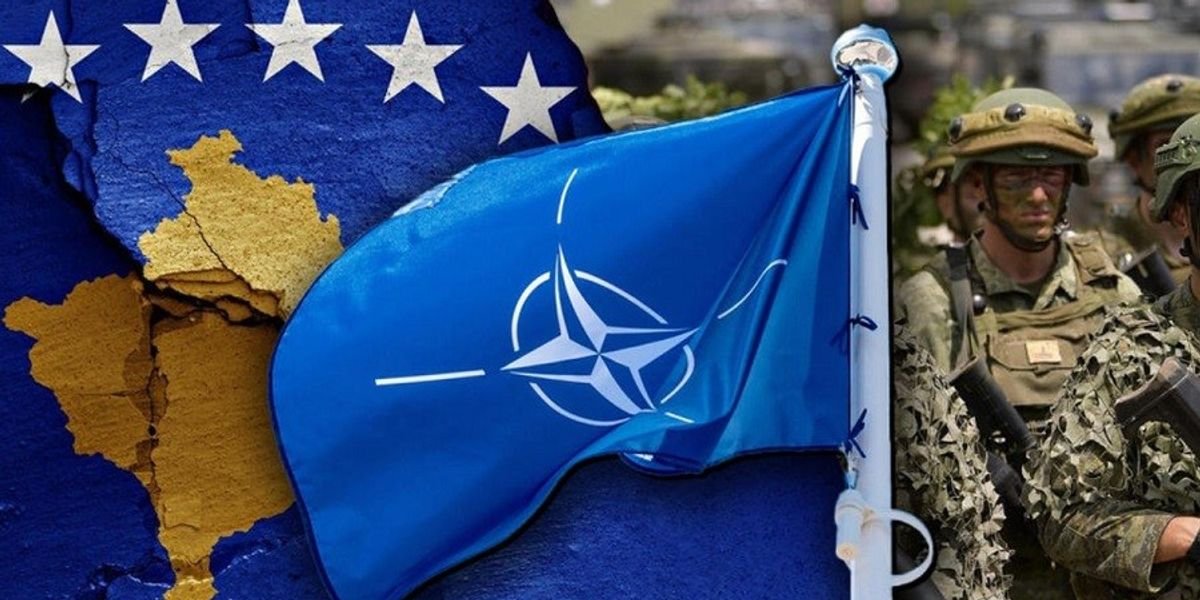 Редакционный коллаж с картой Косово, флагом НАТО и солдатами