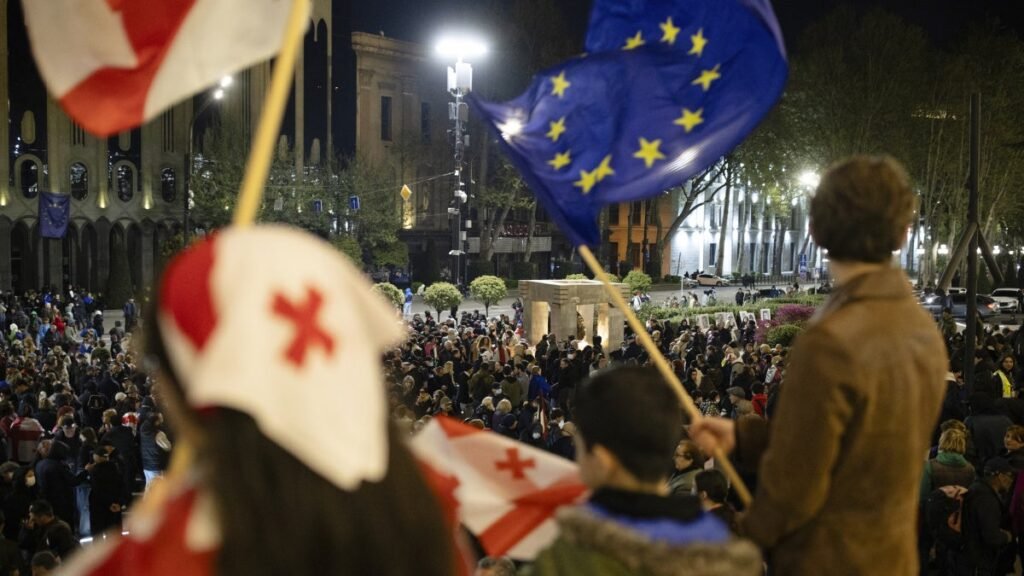 Ночной митинг у парламента с флагами Грузии и ЕС, многолюдная акция в городской среде