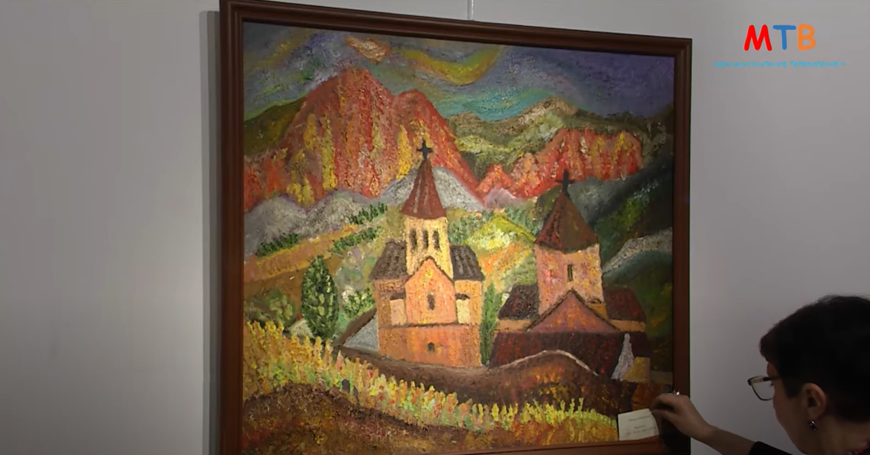 Картина Нины Габриелян с армянской церковью в горах на выставке