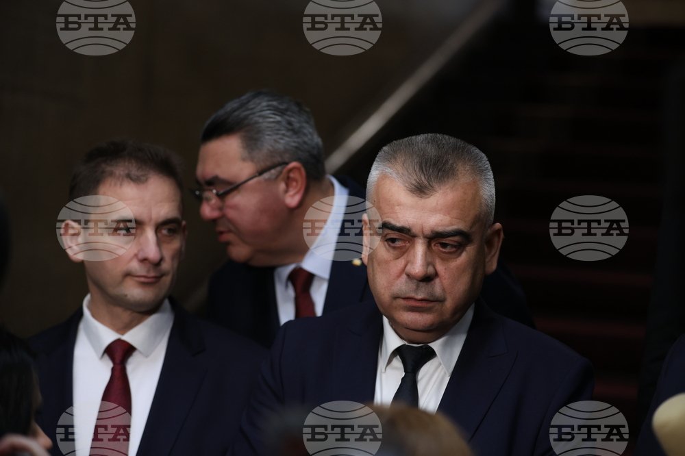 Избиратель опускает бюллетень в прозрачную урну на избирательном участке