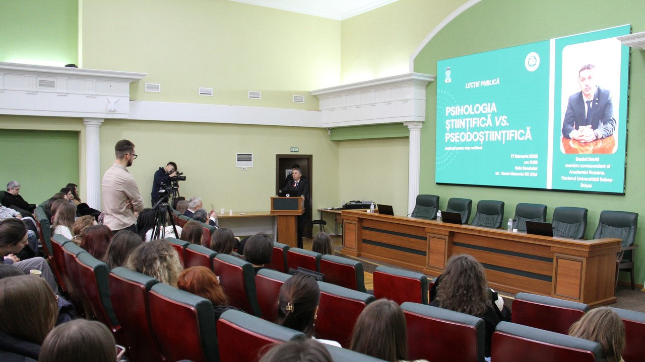 Лекционный зал во время презентации 'Научная психология vs. Псевдонаучная психология' со съёмочной группой