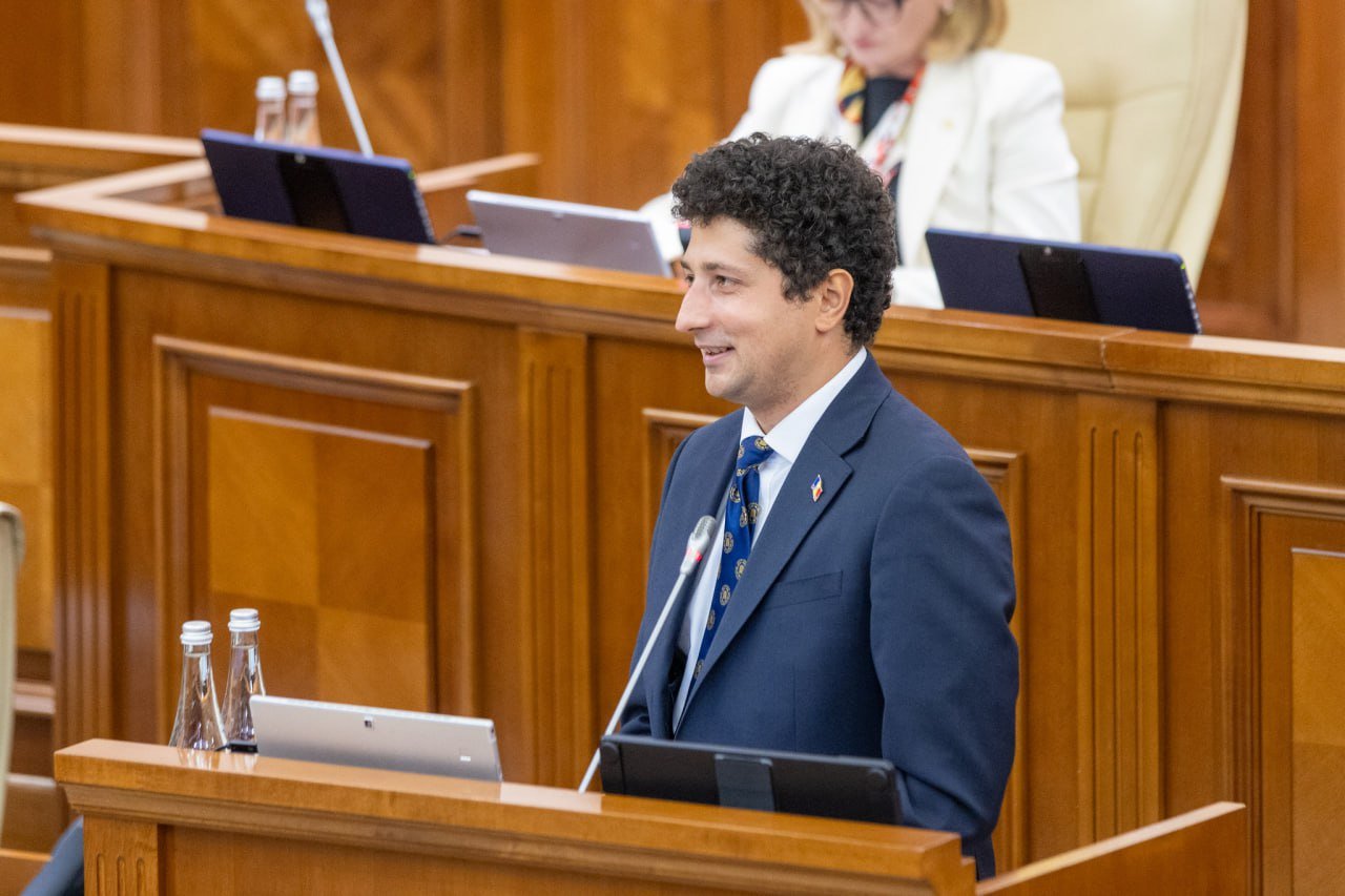 Раду Мариан, глава Комиссии по экономике, выступает с трибуны парламента