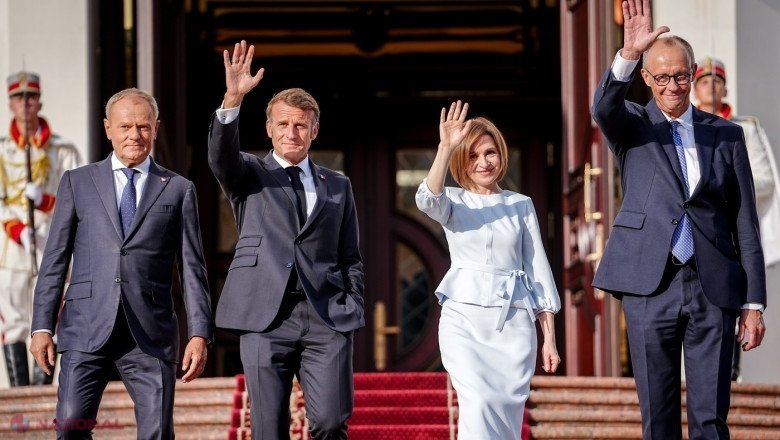 Майя Санду машет рукой рядом с европейскими лидерами, включая Эммануэля Макрона и Дональда Туска