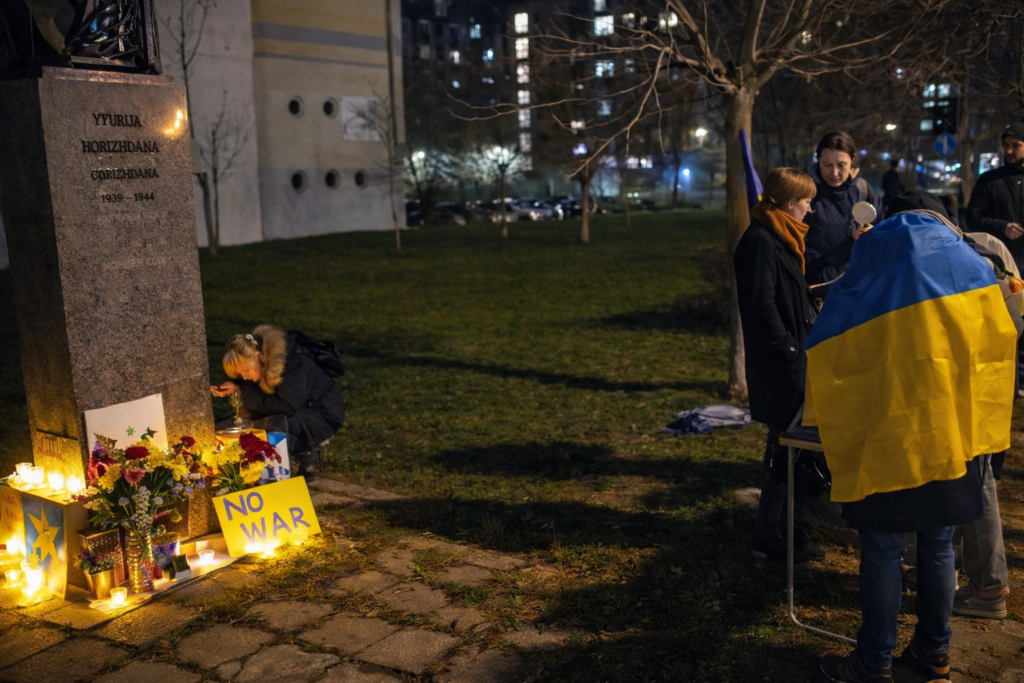 Ночная акция у памятника Шевченко с плакатами «NO WAR» и украинскими флагами