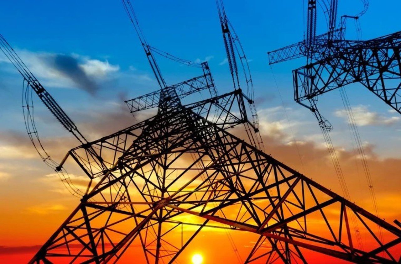 Высоковольтные линии электропередач на закате — энергетическая безопасность Молдовы остаётся ключевым приоритетом сотрудничества с США. Фото: Radio Moldova