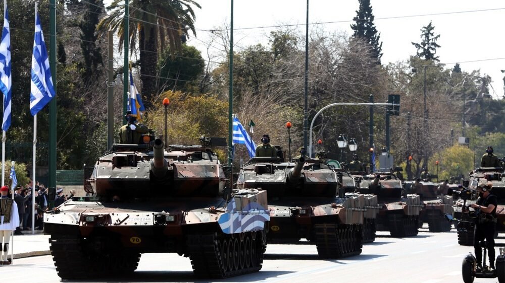 Танки Leopard 2 на военном параде в Афинах с национальными флагами Греции. Фото: Balkan Insight
