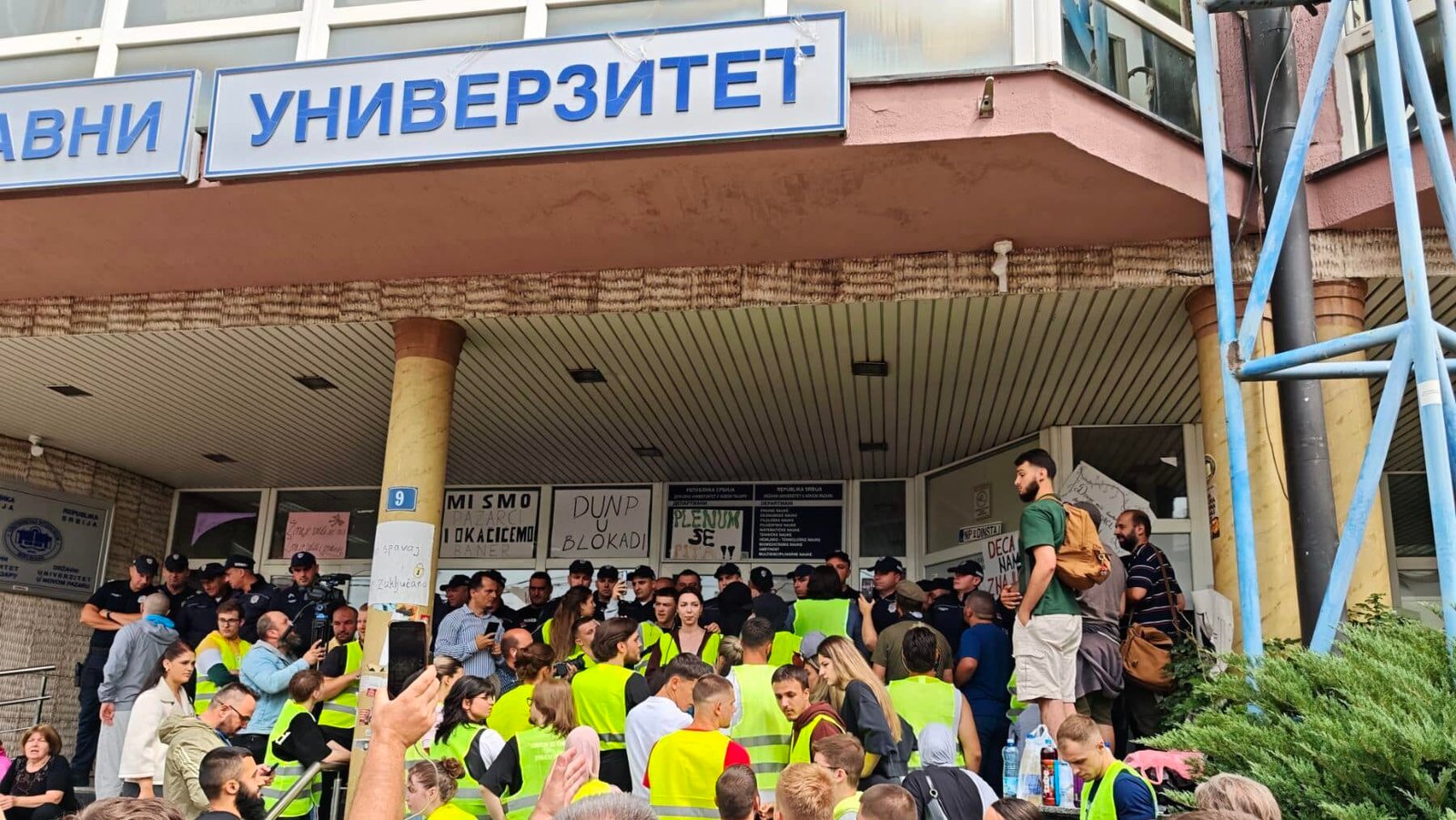Студенты в жёлтых жилетах блокируют вход в Государственный университет в Нови-Пазаре. Фото: Balkan Insight