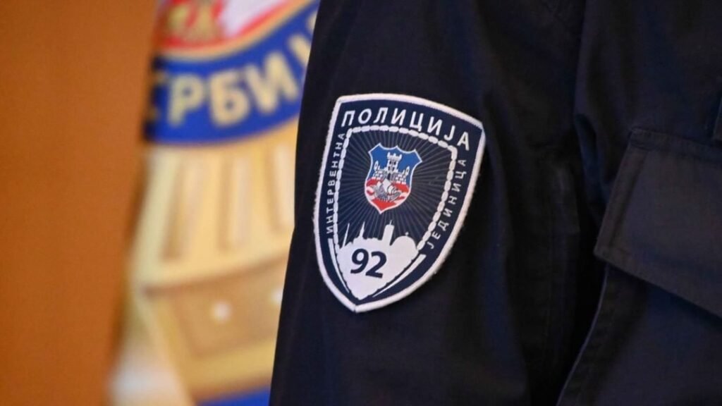 Нашивка сербской интервентной полицейской единицы — Сербия задержала предполагаемых инструкторов лагерей. Фото: Balkan Insight