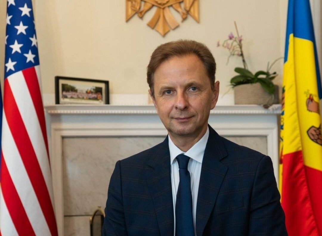 Посол Молдовы в США на фоне американского и молдавского флагов. Фото: Cotidianul