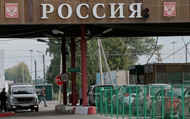 Пограничный пункт пропуска на въезде в Россию с надписью «Россия» и государственными гербами. Фото: NewsMaker.md