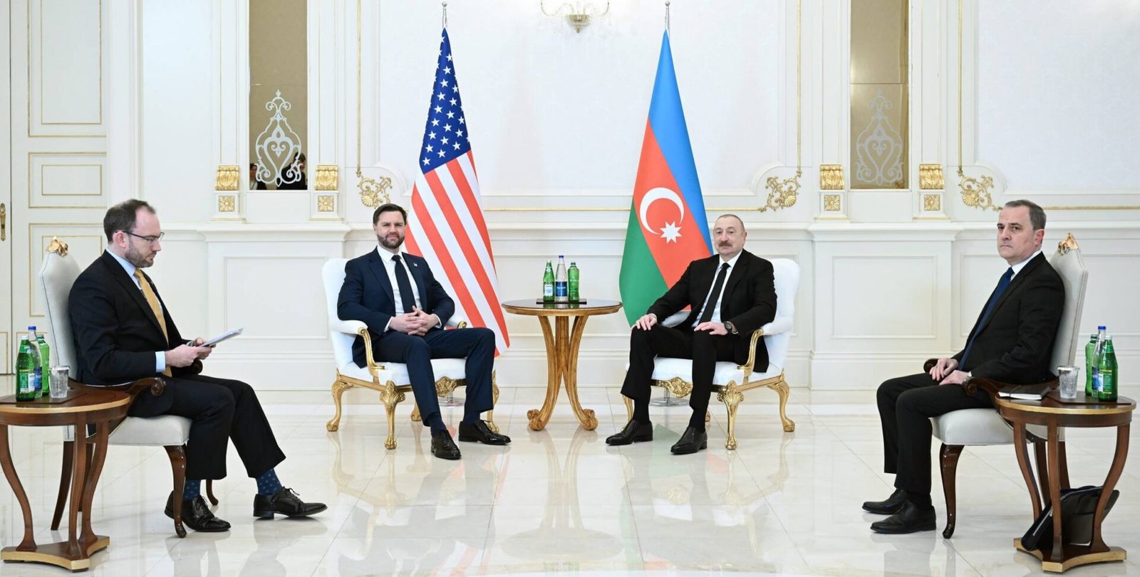 Встреча вице-президента США Джей Ди Вэнса с президентом Азербайджана Ильхамом Алиевым на фоне флагов США и Азербайджана. Фото: Jamestown Foundation