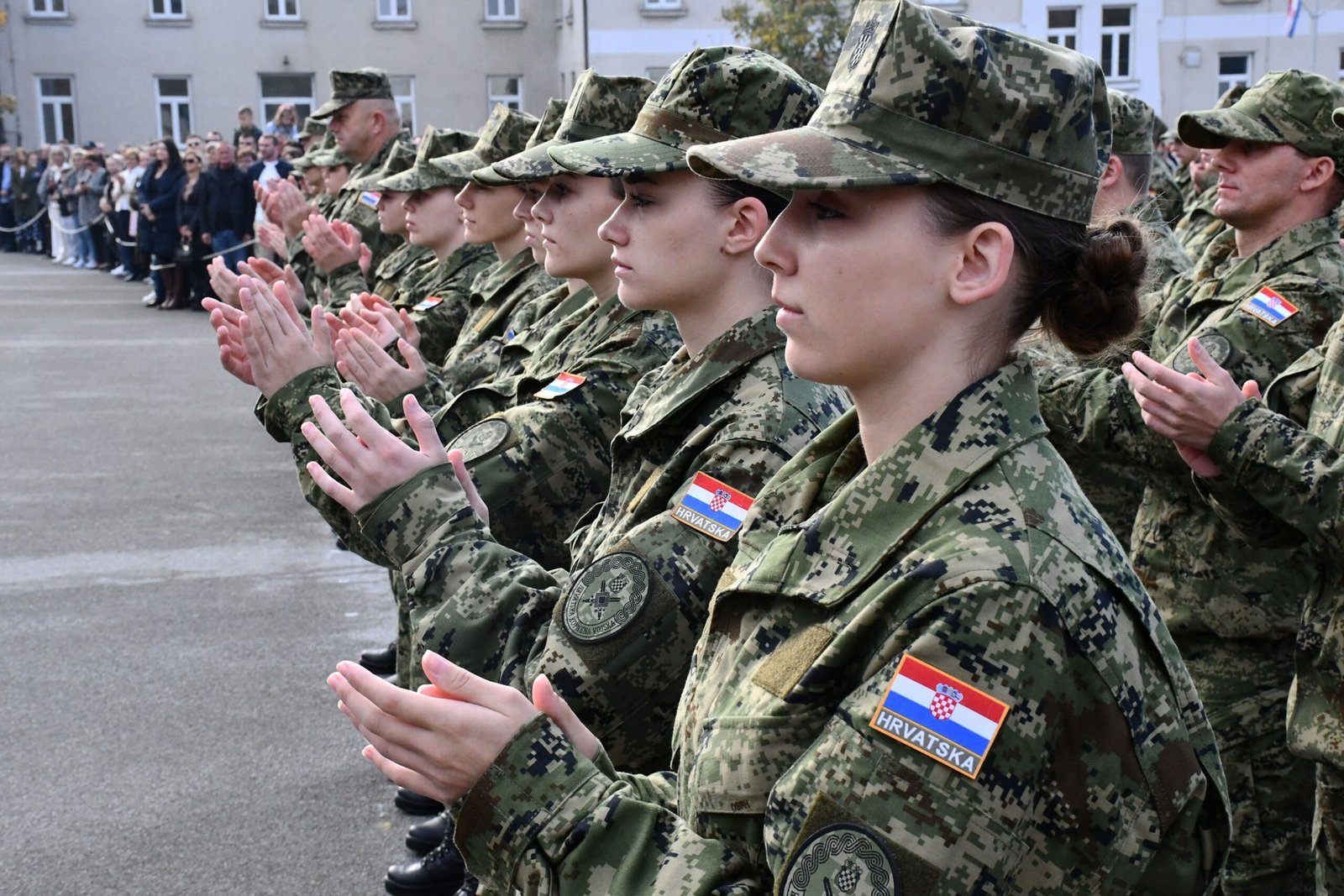 Военнослужащие хорватской армии на построении — нашивки с флагом Хорватии на рукавах. Фото: Novi list
