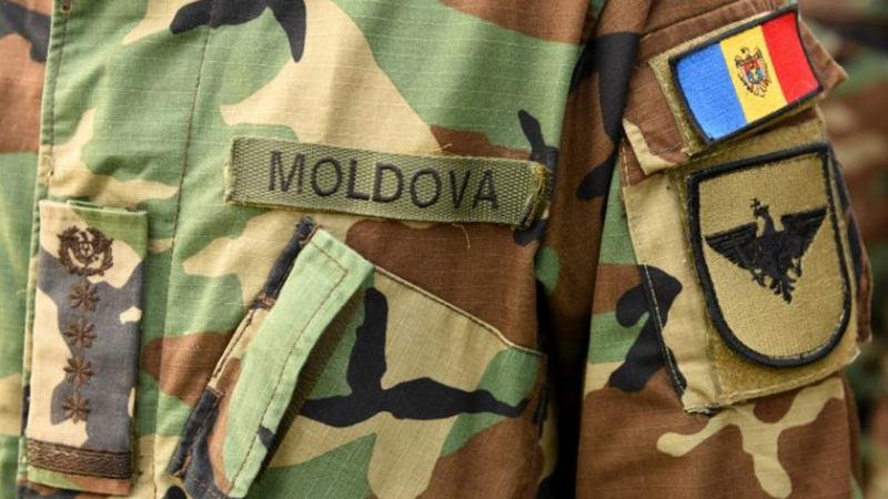 Нашивка «Moldova» и флаг на форме военнослужащего Национальной армии. Фото: TVR Moldova