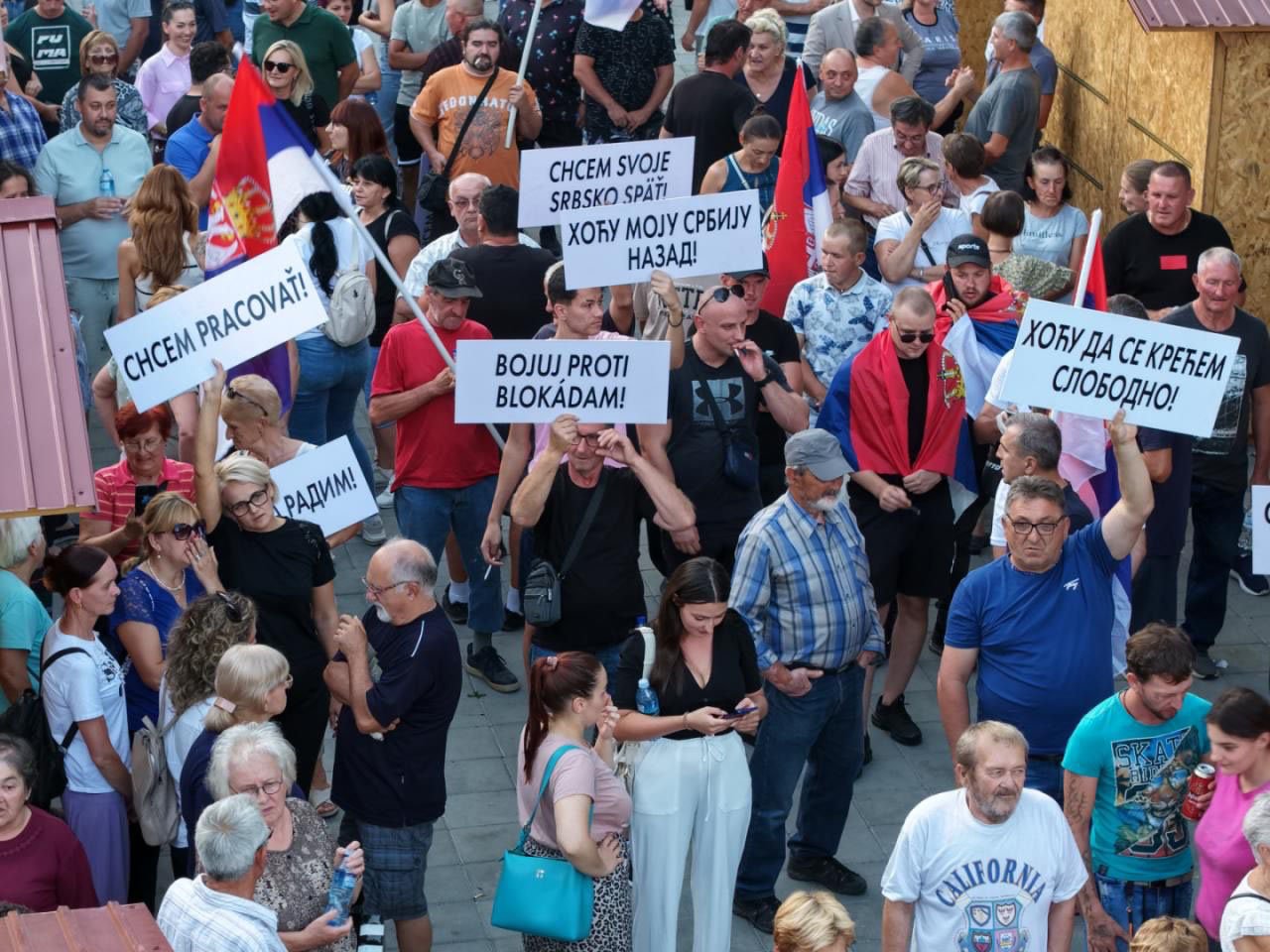 Протестная акция в Сербии, люди с плакатами против блокад