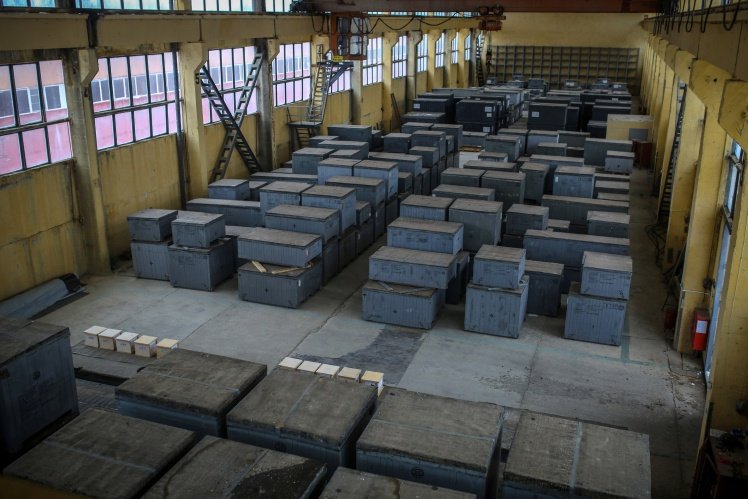 Ящики с оборудованием АЭС на складе в ожидании использования