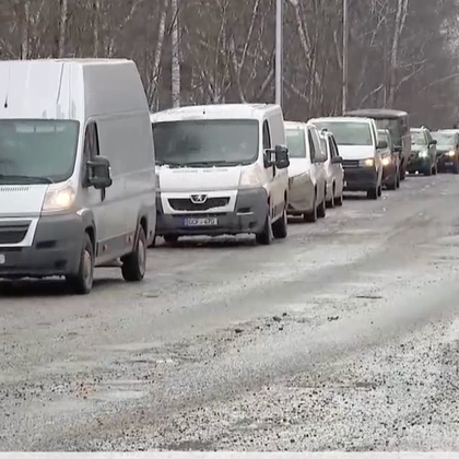 Пробка на заснеженной дороге, демонстрирующая сложные условия вождения