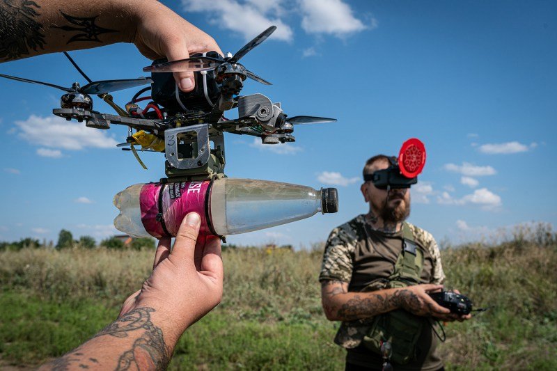 Украинский солдат с FPV-дроном, оснащенным боеприпасом, дроновая война в Украине