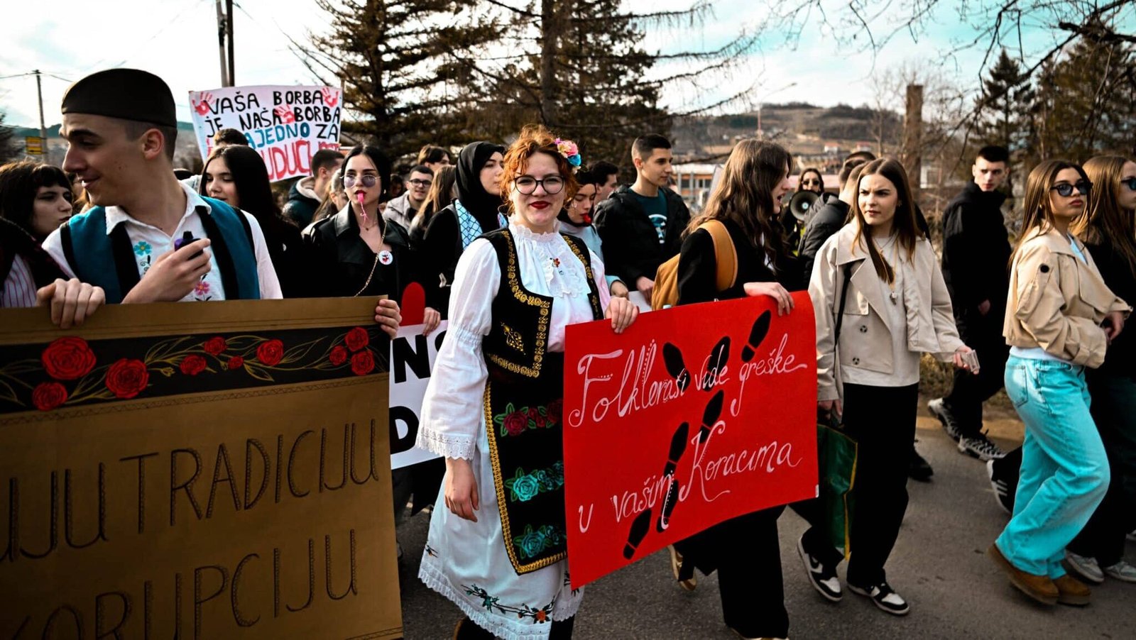 Молодёжь в народных костюмах с плакатами на марше из Нови-Пазара — протест как выражение культурного многообразия. Фото: Balkan Insight