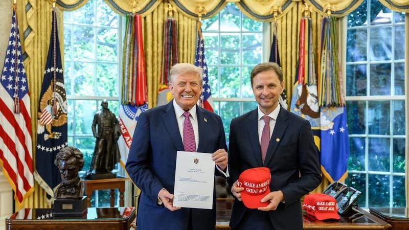 Дональд Трамп принимает верительные грамоты посла Молдовы в Овальном кабинете Белого дома. Фото: TVR Moldova