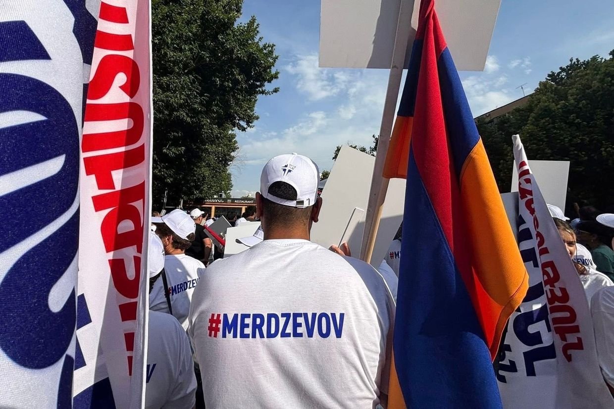 Митинг в поддержку Самвела Карапетяна — участники с армянскими флагами и плакатами. Фото: OC Media