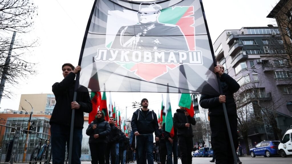 Баннер «Луковмарш» с портретом генерала Лукова — колонна участников шествия на фоне жилых зданий Софии. Фото: Свободна Европа