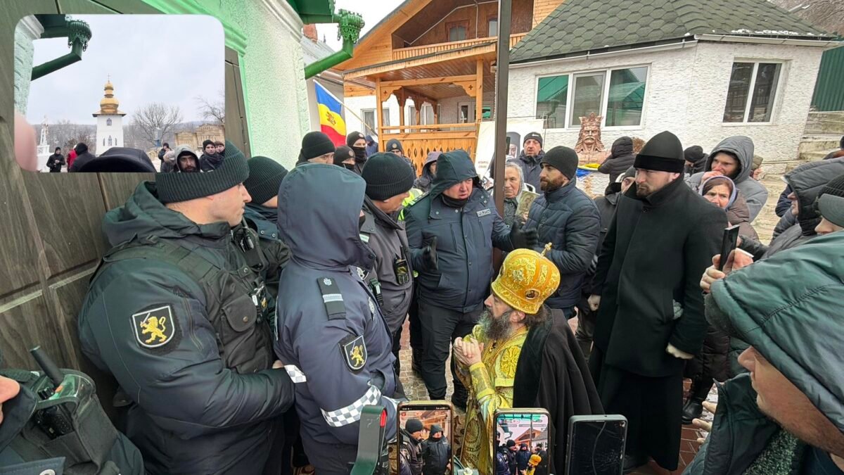 Противостояние полиции и представителей Молдавской митрополии у входа в церковь в Деренеу. Фото: Evenimentul Zilei