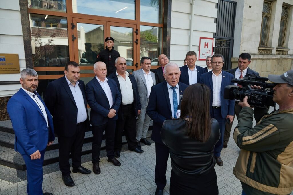 Политики дают пресс-заявление у здания правительства перед камерами