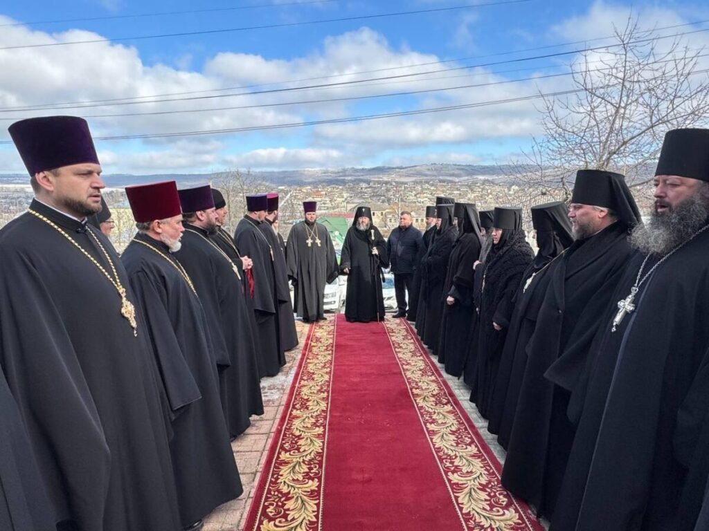 Духовенство Бессарабской митрополии в торжественном построении — визит в Деренеу после решения суда. Фото: Evenimentul Zilei