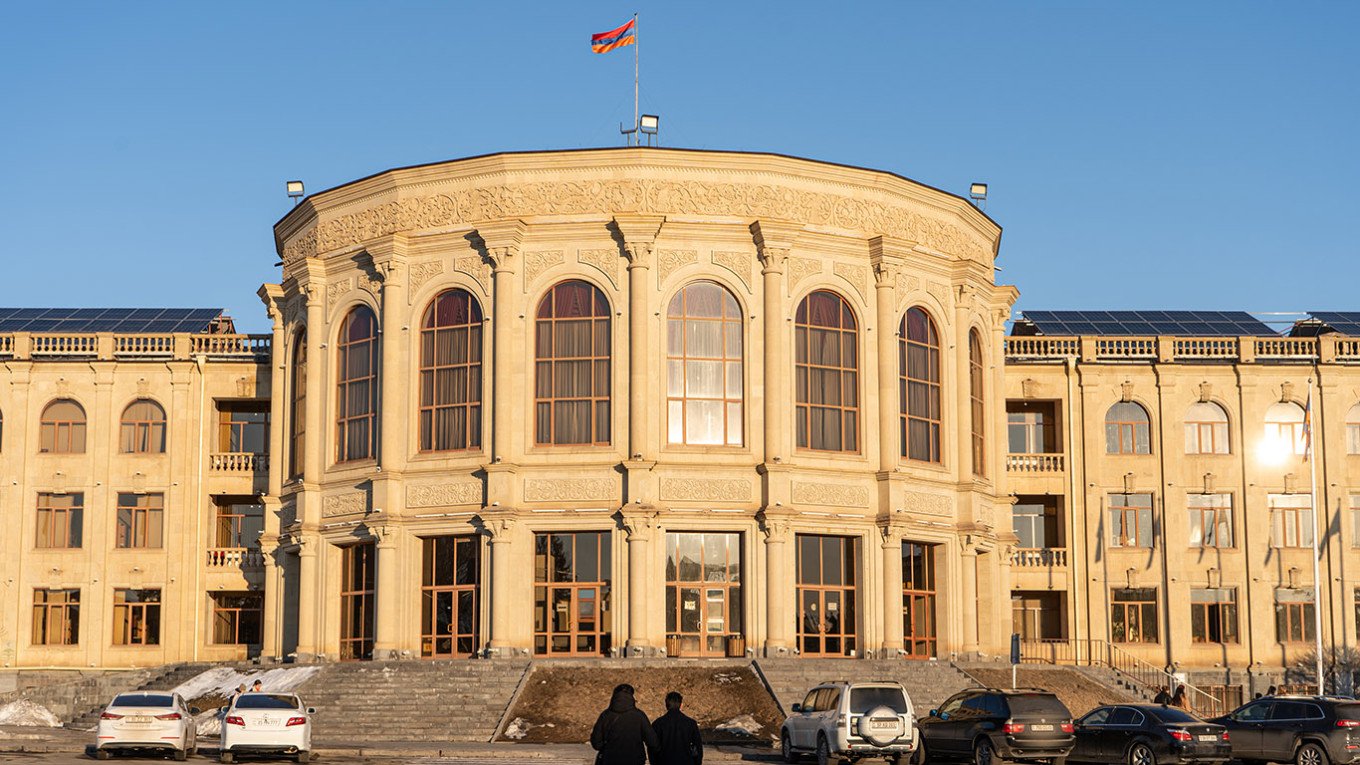 Историческое здание в Гюмри — втором по величине городе Армении, где расположена российская военная база. Фото: The Moscow Times