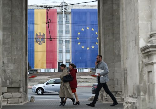 Флаги Молдовы и Европейского союза на здании в центре Кишинёва. Фото: Atlantic Council