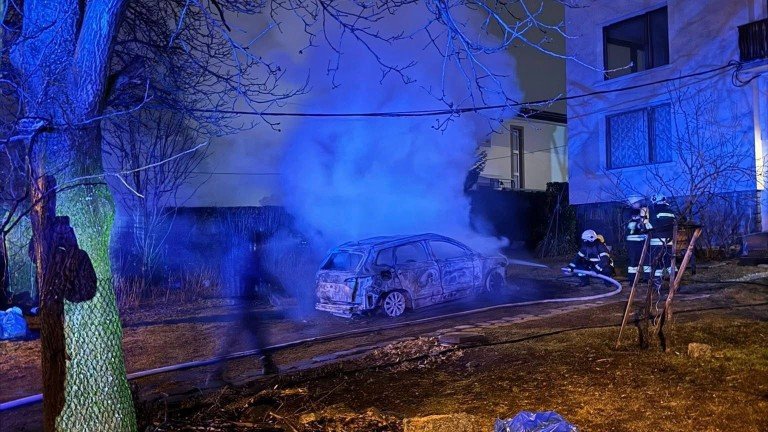 Пожарные тушат возгорание ночью, экстренное реагирование на поджог