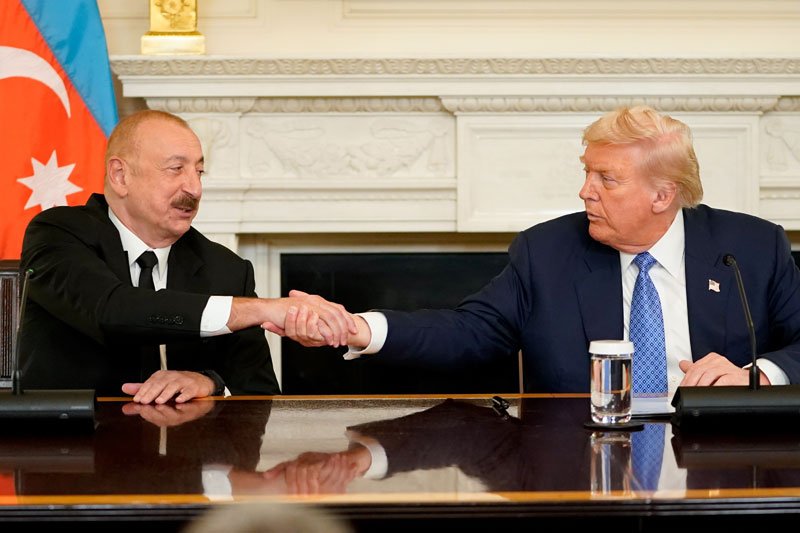 Президент Азербайджана Ильхам Алиев пожимает руку президенту США Дональду Трампу на официальной встрече