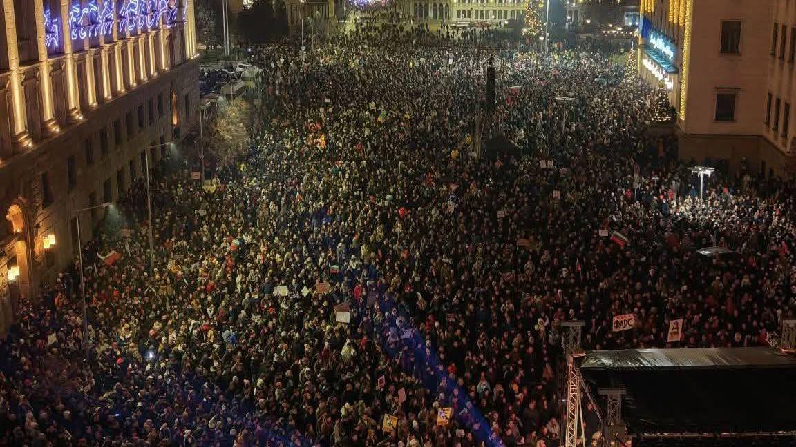 Многотысячный протест в Софии с флагами и плакатами