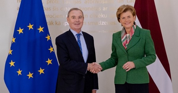 Министр иностранных дел Латвии Байба Браже на встрече со спецпосланником ЕС по санкциям Дэвидом О'Салливаном