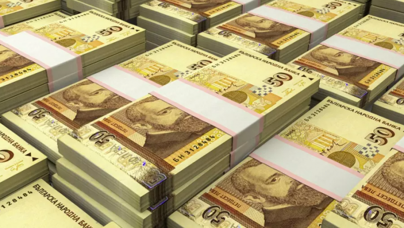 Пачки болгарских банкнот номиналом 50 левов, символизирующие финансовые штрафы, выплаченные Болгарией