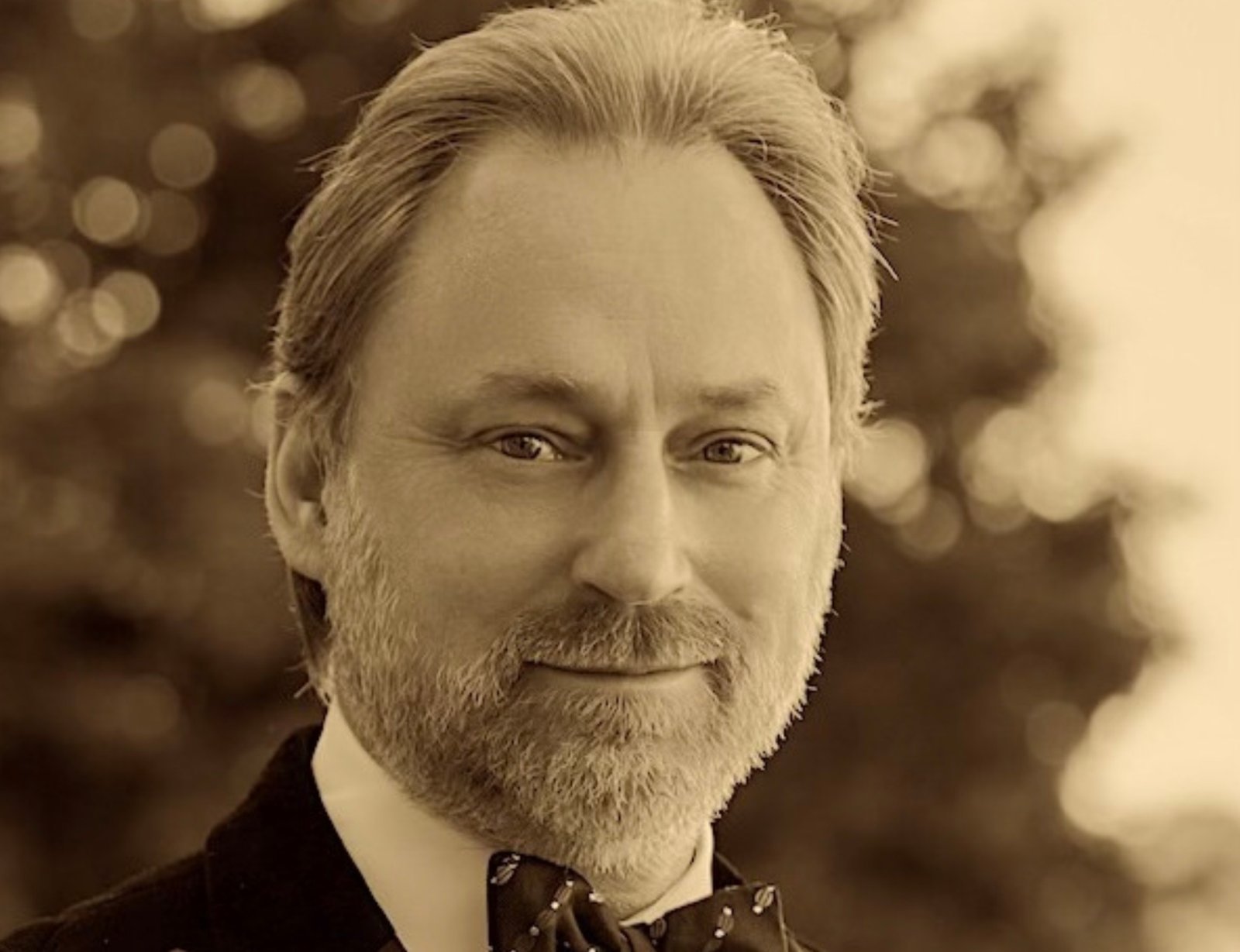 Портрет Сергея Чапнина в сепии — бывшего сотрудника Патриархии и критика РПЦ