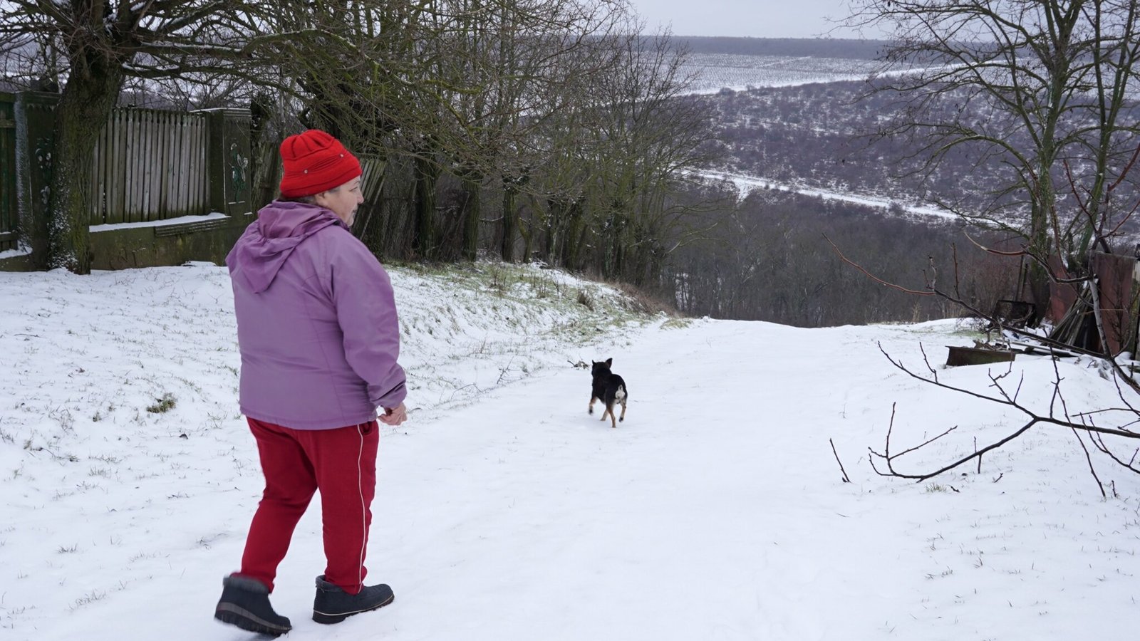 Зинаида Чуйдак, жительница села Крокмаз вблизи молдо-украинской границы, идёт по заснеженной местности, где недавно упал российский дрон