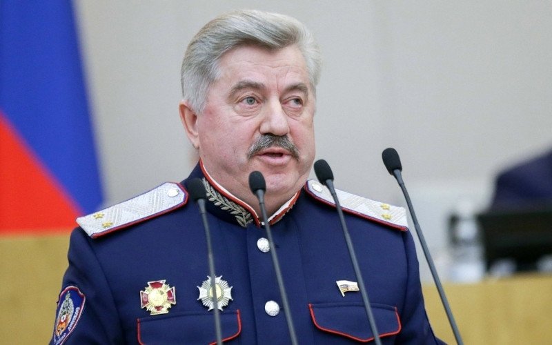 Депутат Государственной думы России в военной форме выступает на заседании