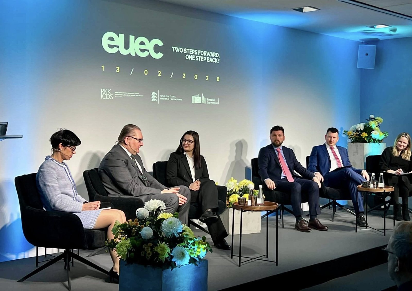 Панельная дискуссия на конференции по расширению ЕС 13 февраля 2026 года с баннером «Два шага вперёд, один назад?» — участие представителей Молдовы