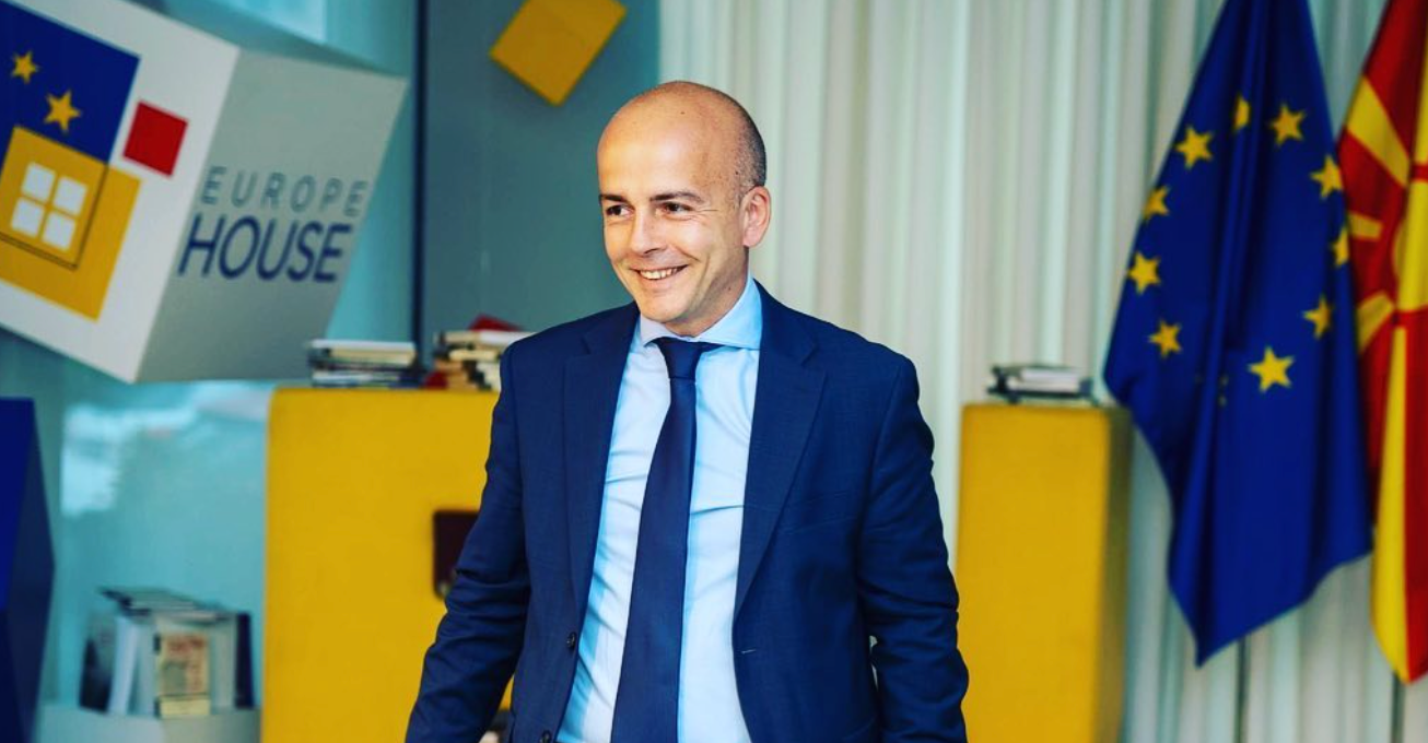 Официальное лицо в Europe House в Скопье с флагами ЕС и Северной Македонии