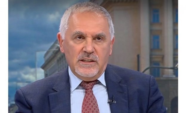 Любомир Кючуков, болгарский дипломат, выступает в телестудии