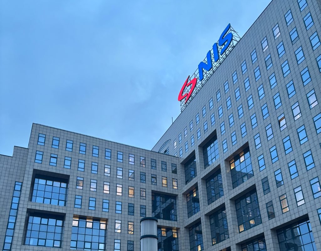 Штаб-квартира НИС с корпоративным логотипом на крыше